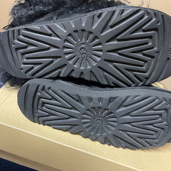 UGG Short Sheepskin Cuff Mongolian Fur BLACK Boots Women’s sz 6 worn once - Picture 13 of 16